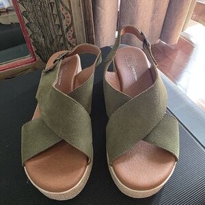 Le Temps Des Couleurs Olive Suede Crossband Wedge Sandals